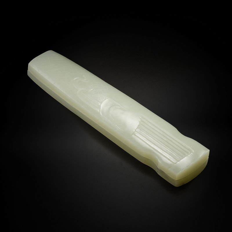 十九世紀 青玉琴式蓋盒 | A PALE GREEN JADE QIN-SHAPED BOX AND COVER - 图2