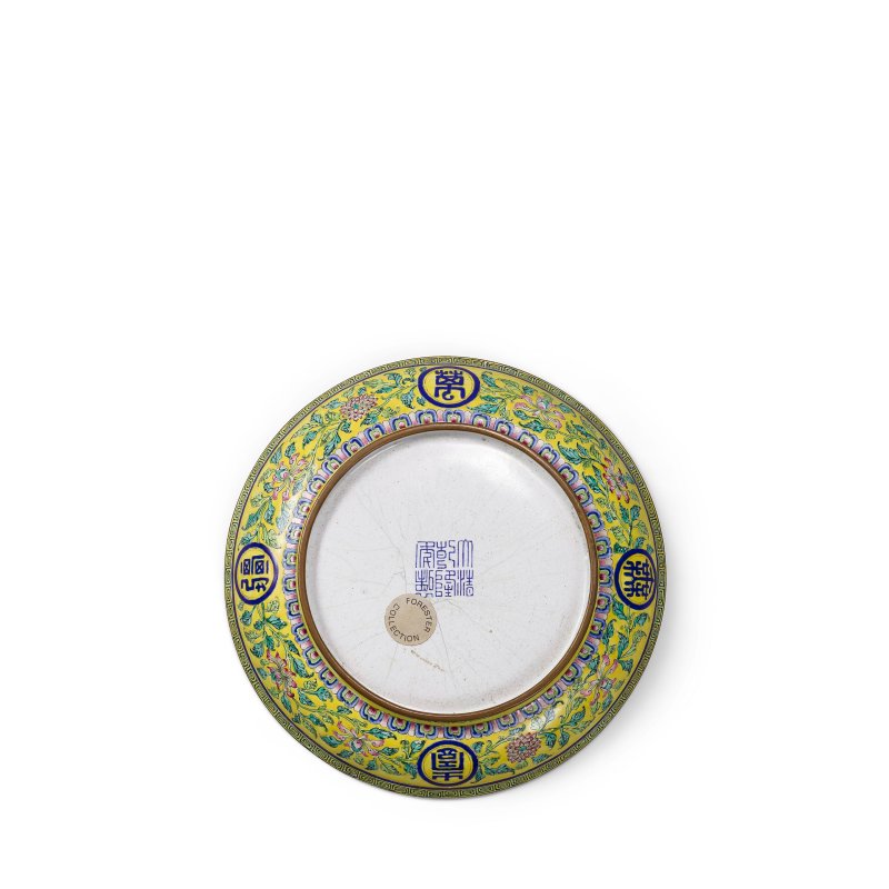 清乾隆 銅胎畫琺瑯萬壽無疆紋盤 | A YELLOW-GROUND PAINTED ENAMEL 'BIRTHDAY' DISH - 图2