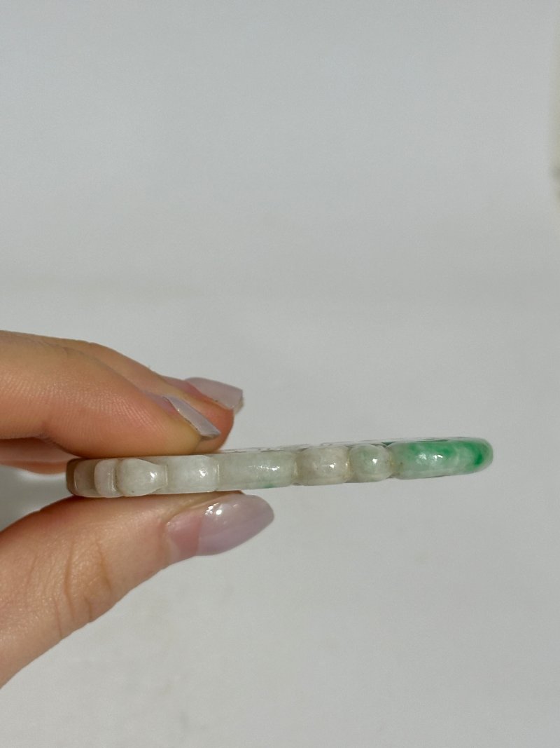 十九/二十世紀 翡翠⌈和合二仙⌋及⌈府上有龍⌋佩二枚 及座 | A JADEITE 'HEHE ERXIAN' AND A 'DRAGON' PENDANT - 图4