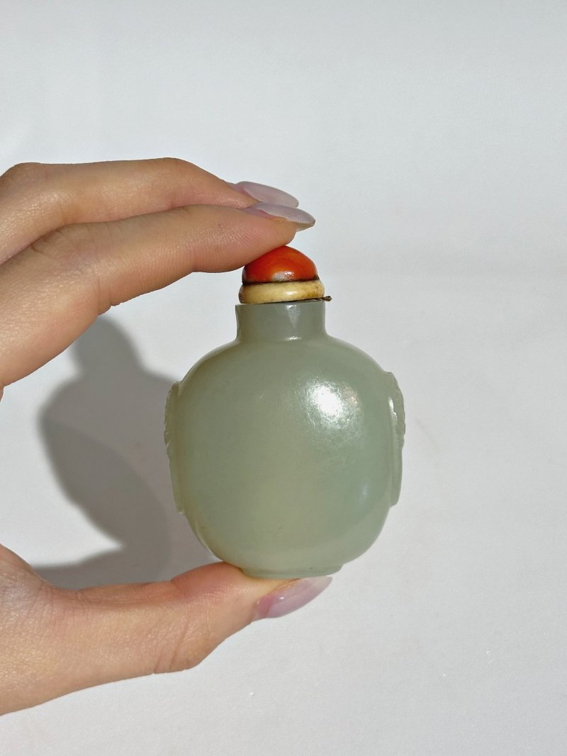 清十九世紀 青玉鋪首銜環鼻煙壺、珊瑚蓋 | A GREEN JADE SNUFF BOTTLE - 图3