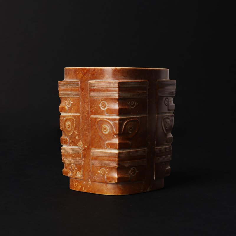 十九世紀 仿古雕饕餮紋琮 | A Chinese archaistic carved 'taotie' jade cong, 19th century