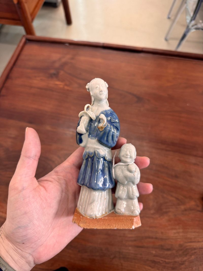 清乾隆 藍釉仙人與童子像 | Santos Collection | A group of Chinese glazed-biscuit figures, Qing dynasty, Qianlong period - 图4