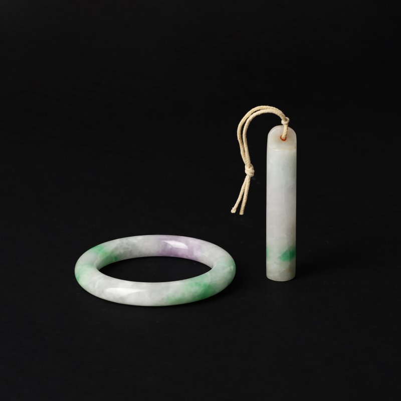 二十世紀 翡翠手鐲及帽飾 | A Chinese jadeite bangle and hat ornament, 20th century - 图2