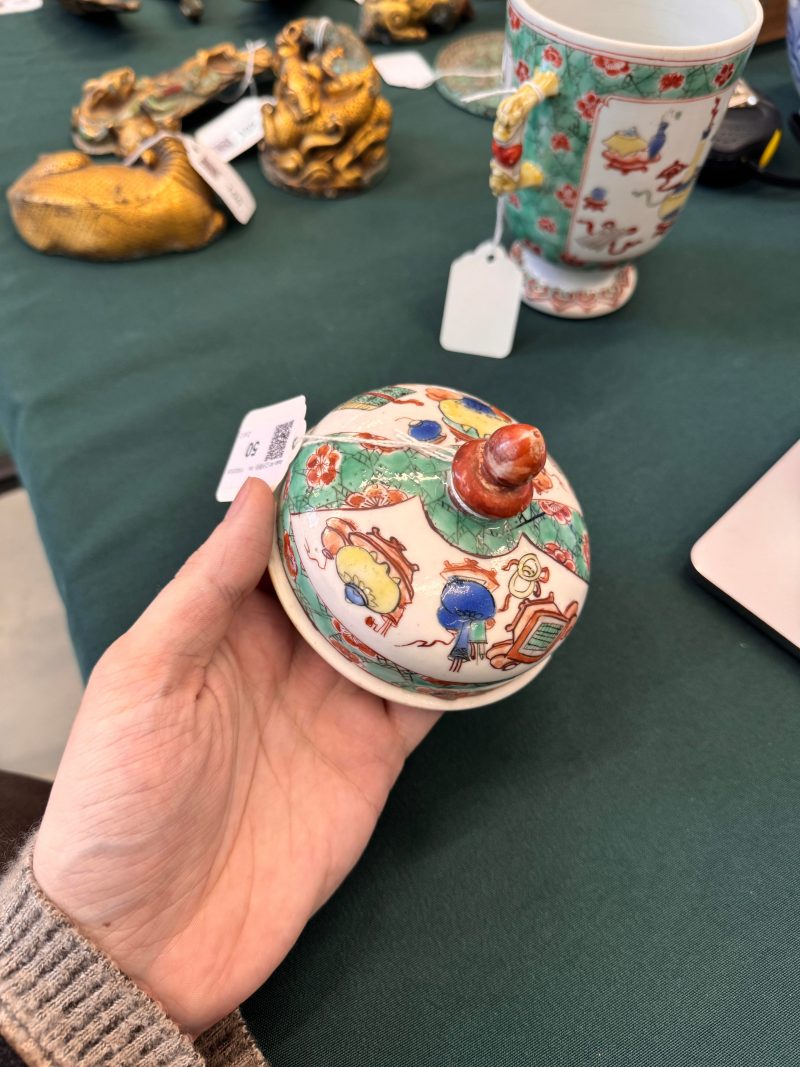 清康熙 五彩博古圖蓋罐 | A Chinese famille-verte twin-handled 'hundred antiques' pot and cover, Qing Dynasty, Kangxi period - 图27