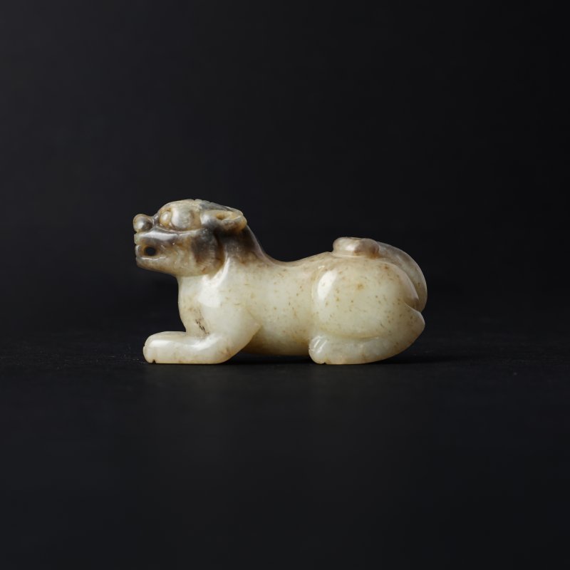 清十九世紀 青白玉雕臥獅 | A Chinese celadon and grey jade carving of a lion, Qing dynasty, 19th century - 图1