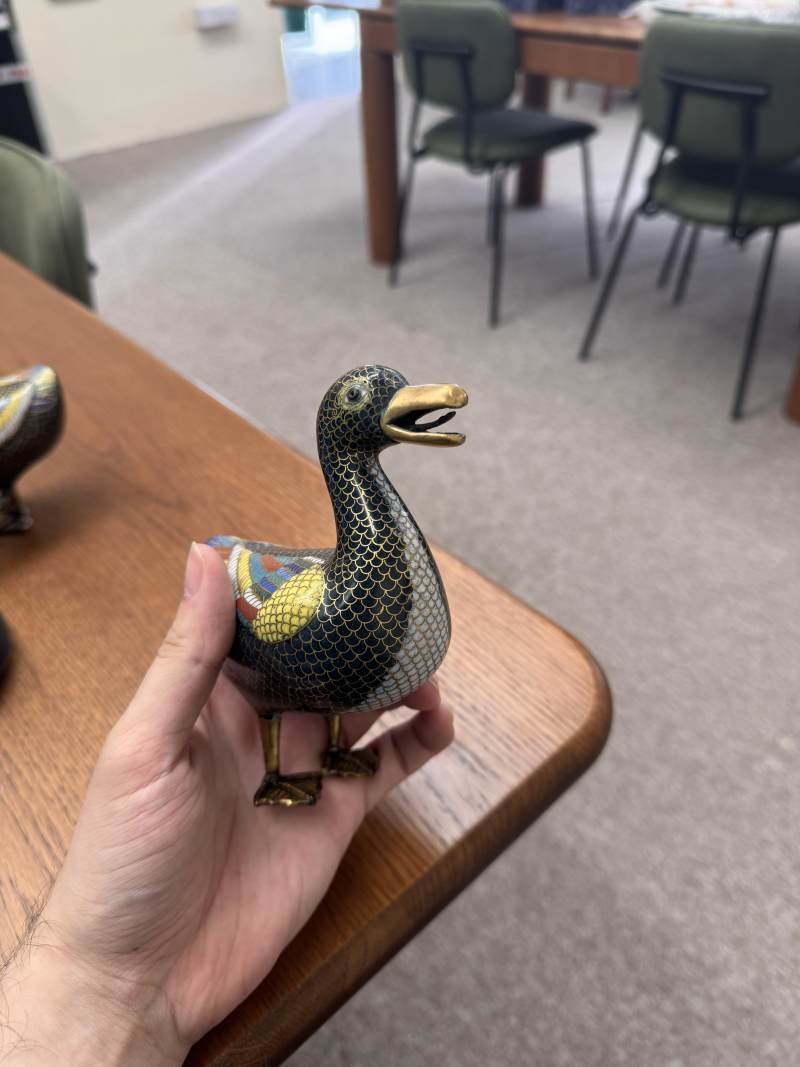 清十八世紀 掐絲琺瑯銅鍍金寶鴨像一對 | A pair of Chinese cloisonné enamel and gilt-bronze duck figures, Qing dynasty, 18th century - 图4
