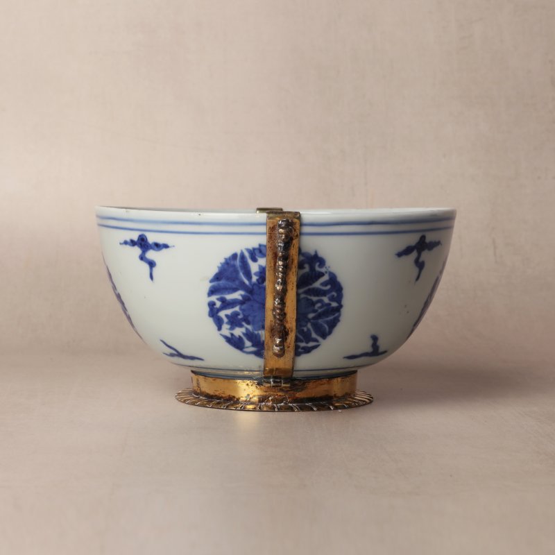 明嘉靖 青花包銀鎏金口沿盌 《長命富貴》款 | Santos Collection | A fine Chinese silver-gilt-mounted blue and white bowl, Ming dynasty, Jiajing period - 图12