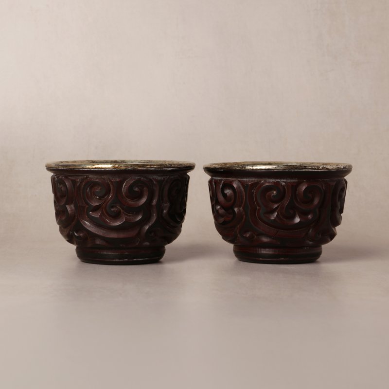 元/明 剔犀花卉紋盃一對 | A rare pair of Chinese 'tixi' lacquer cups, Yuan/Ming dynasty