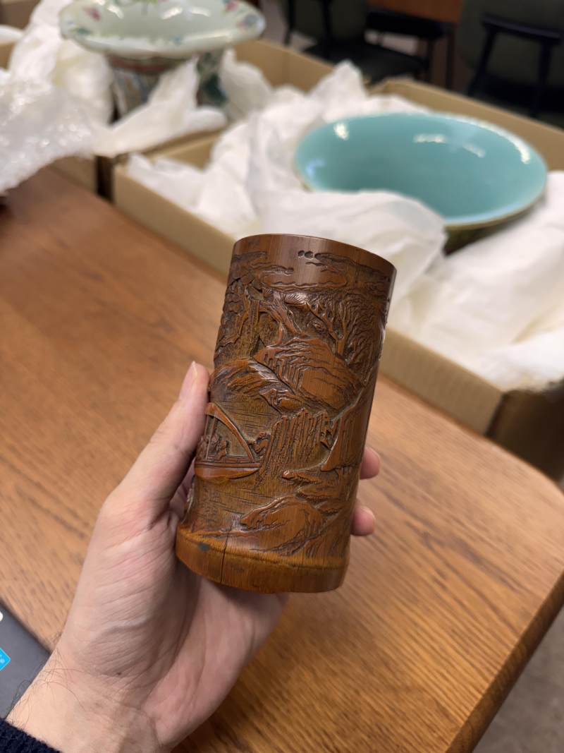 清十九世紀 竹雕山水人物圖筆筒 | A Chinese carved bamboo brushpot, Qing dynasty, 19th century - 图3