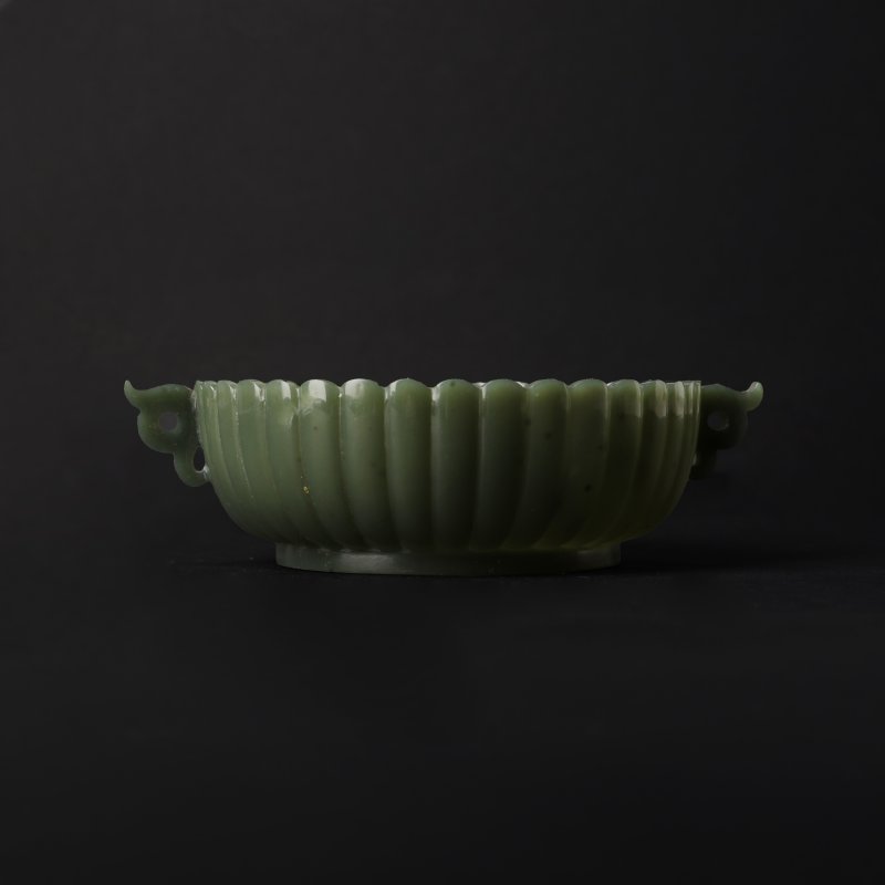 晚清 痕都斯坦式玉菊瓣紋雙耳碗 | A Chinese Mughal-style jade 'chrysanthemum' twin-handled bowl, late Qing dynasty - 图2