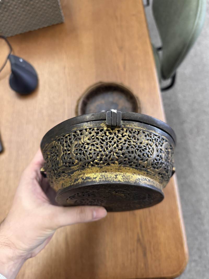 十五/十六世紀 西藏東部德格 鐵鋄金鏤空龍紋蓋盒 | A rare Tibetan gilt-damascened iron bowl box and cover, Derge, Eastern Tibet, 15th/16th century - 图6