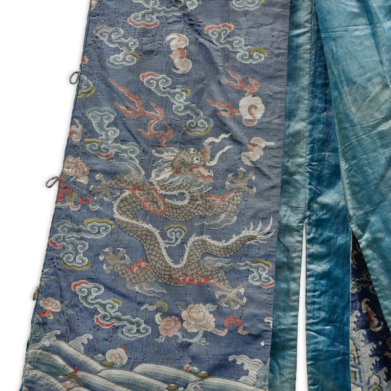 清十九世紀 藍地緙絲雲龍紋吉服 | A BLUE-GROUND KESI-GROUND SILK 'DRAGON' ROBE - 图3