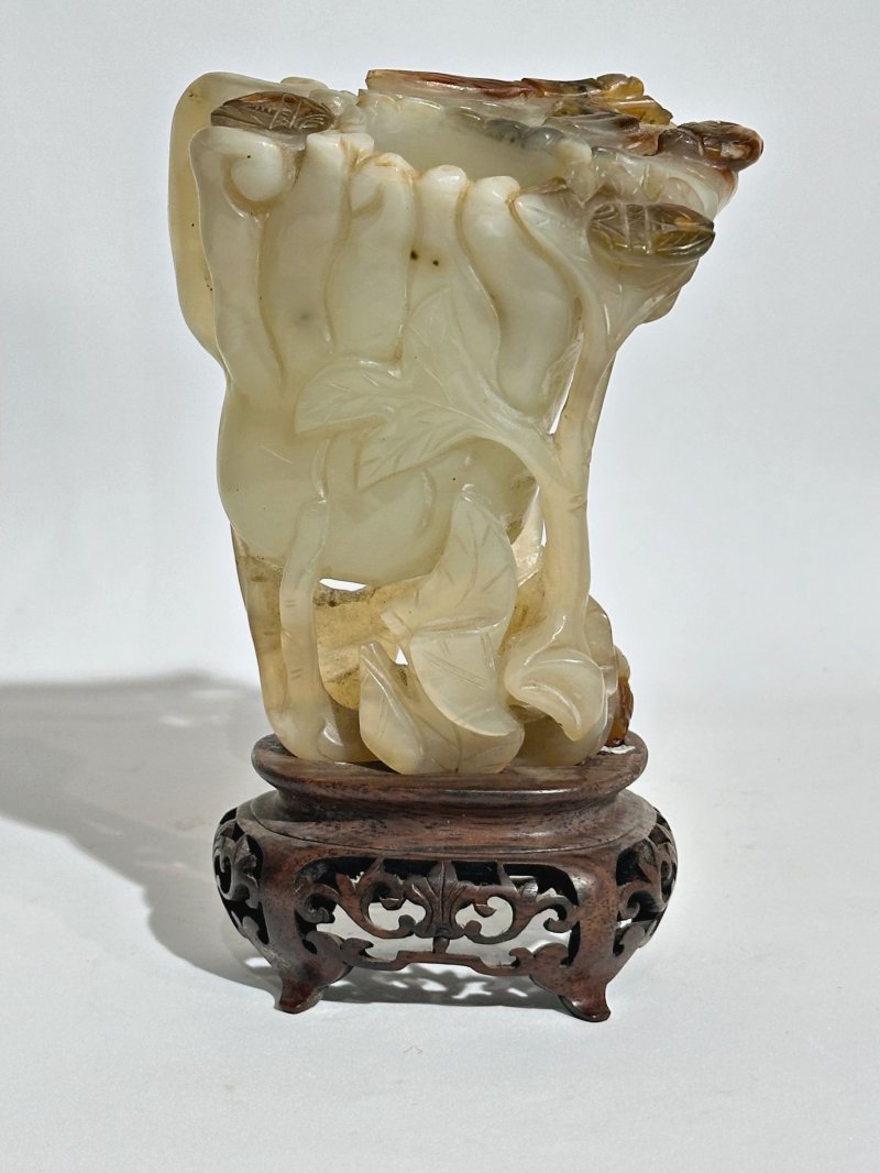 晚清至民國 青玉⌈佛手螳螂⌋香插 及座 | A GREEN JADE 'FINGER CITRON' INCENSE HOLDER - 图8