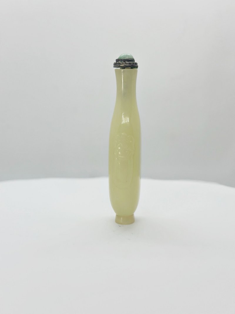 晚清 白玉匏形、黃玉鋪首銜環鼻煙壺二件 | A WHITE JADE 'DOUBLE GOURD' AND A YELLOW JADE SNUFF BOTTLE - 图7