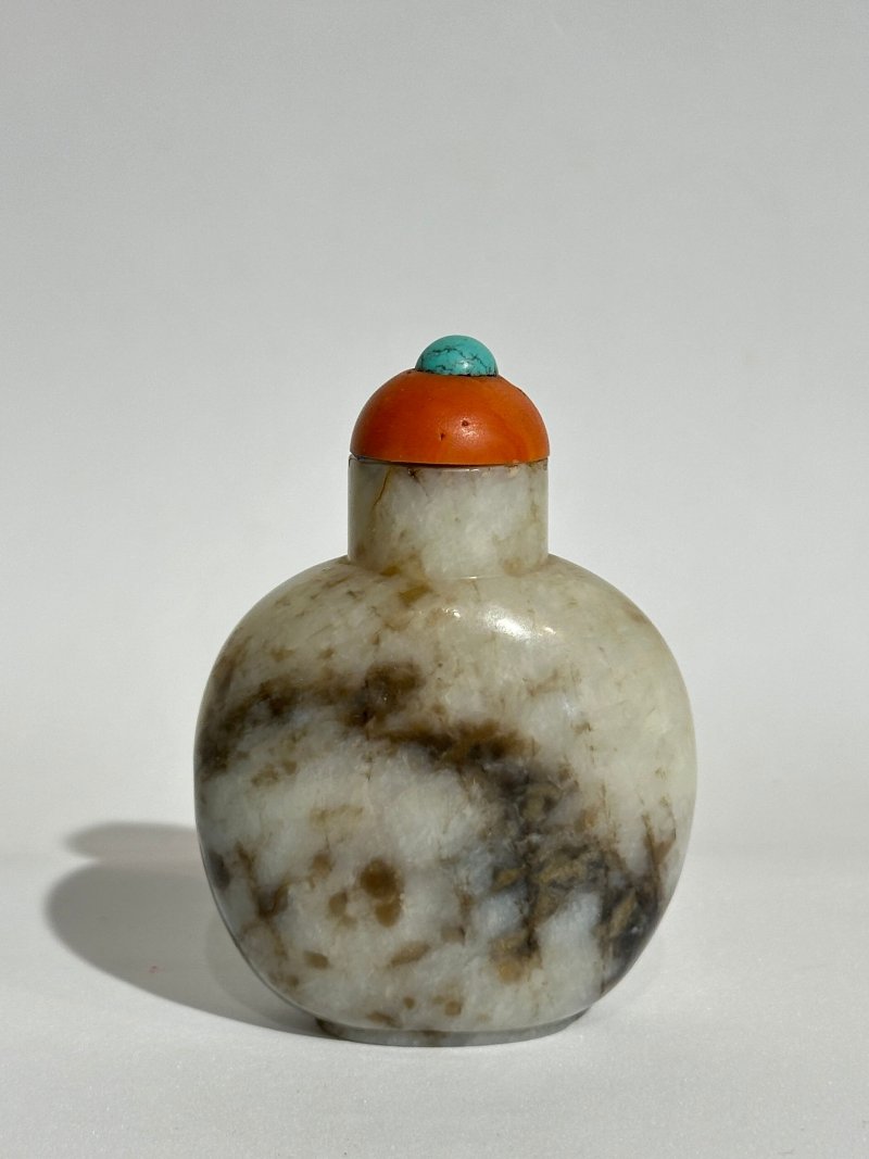 十八/十九世紀 墨玉、灰墨玉光素鼻煙壺二件 | A MOTTLED BLACK JADE AND A GREY AND BLACK JADE SNUFF BOTTLE - 图15
