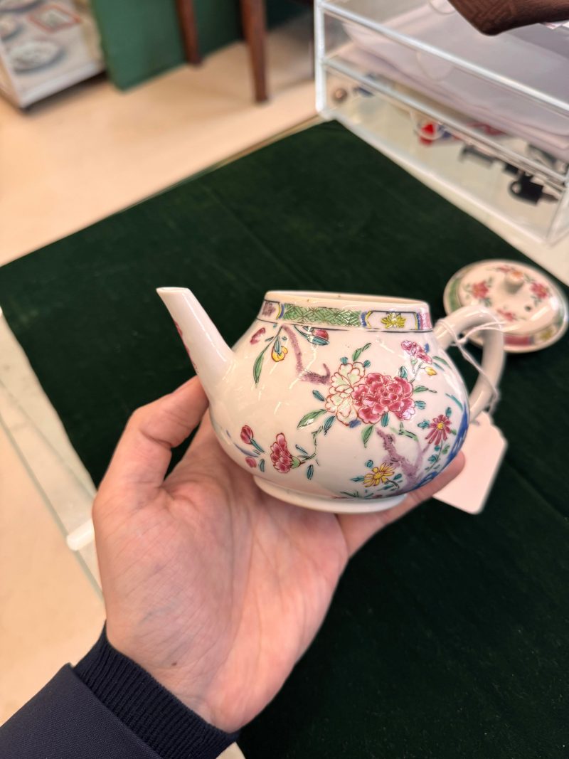 清乾隆 粉彩花卉紋蓋壼 | Santos Collection | A Chinese famille-rose 'floral' teapot, Qing dynasty, Qianlong period - 图15