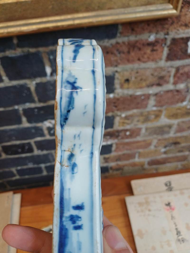 清十八至十九世紀 青花如意形蓋爐 《大清乾隆年製》款 | A Chinese blue and white sceptre-shaped censer and cover, Qing dynasty, 18th-19th century - 图21