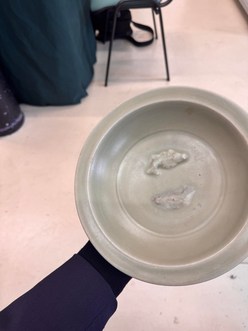 宋 龍泉窰青釉貼雙魚折沿盤 | Santos Collection | A Chinese Longquan celadon 'twin fish' moulded dish, Song dynasty - 图16
