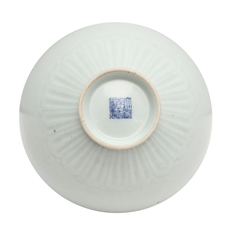 十九/二十世紀 青釉蓮瓣盌 《大清乾隆年製》款 | A Chinese celadon glazed 'lotus' bowl, 19th/20th century - 图3