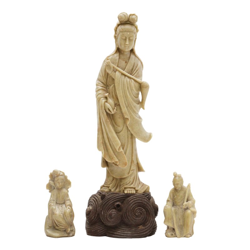 十九世紀 壽山石雕人物像一組三件 | Three Chinese carved soapstone figures, 19th century