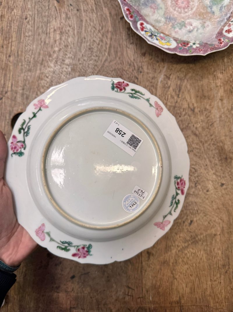 清雍正 約1730年 粉彩開光人物花卉圖花式盤一對 | Santos Collection | A pair of fine Chinese export foliate dishes, Qing dynasty, Yongzheng period, circa 1730 - 图25