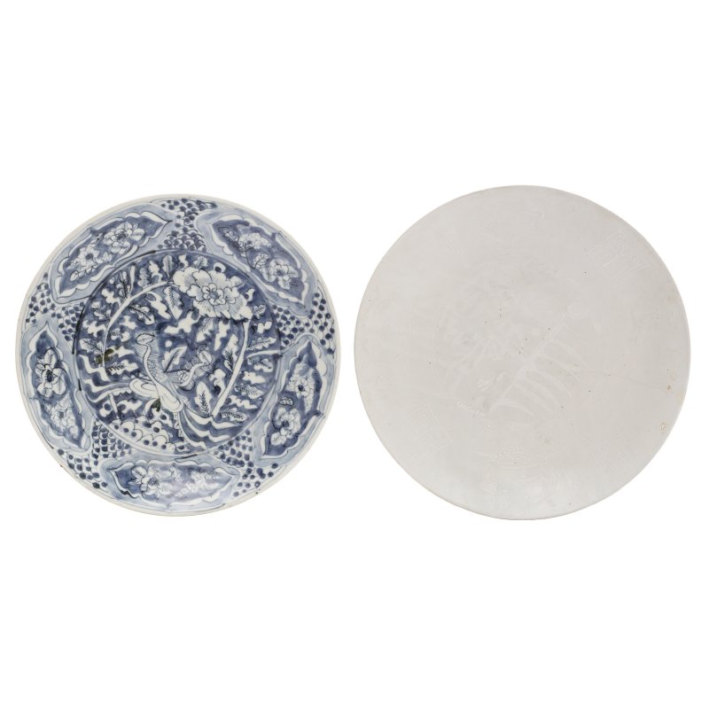 明 汕頭窯青花及白釉器一組兩件 | A group of Chinese Swatow blue and white and white-glazed 'Binh Thuan' wares, Ming dynasty - 图1