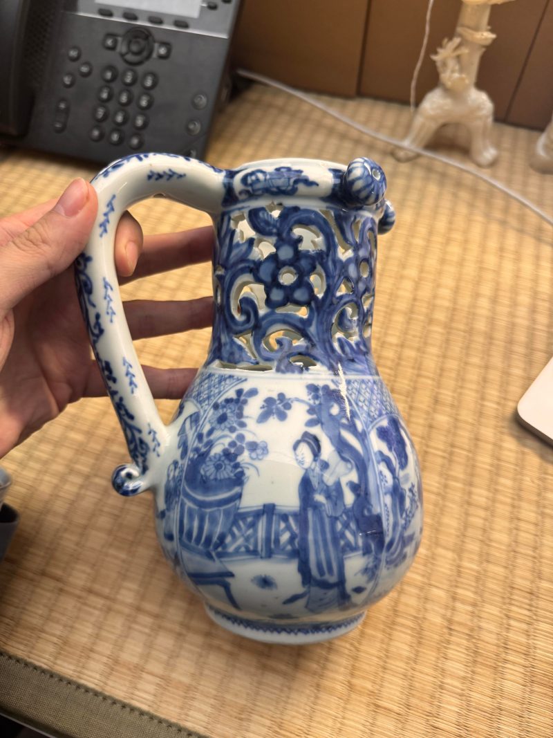 清康熙 青花庭院仕女圖執壺 | Santos Collection | A rare Chinese export blue and white 'puzzle' jug, Qing dynasty, Kangxi period - 图7
