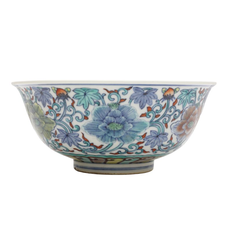 清十九世紀 鬪彩纏枝花卉紋盌《朗吟閣製》款 | A Chinese doucai 'floral' bowl, 19th century, Langyinge mark