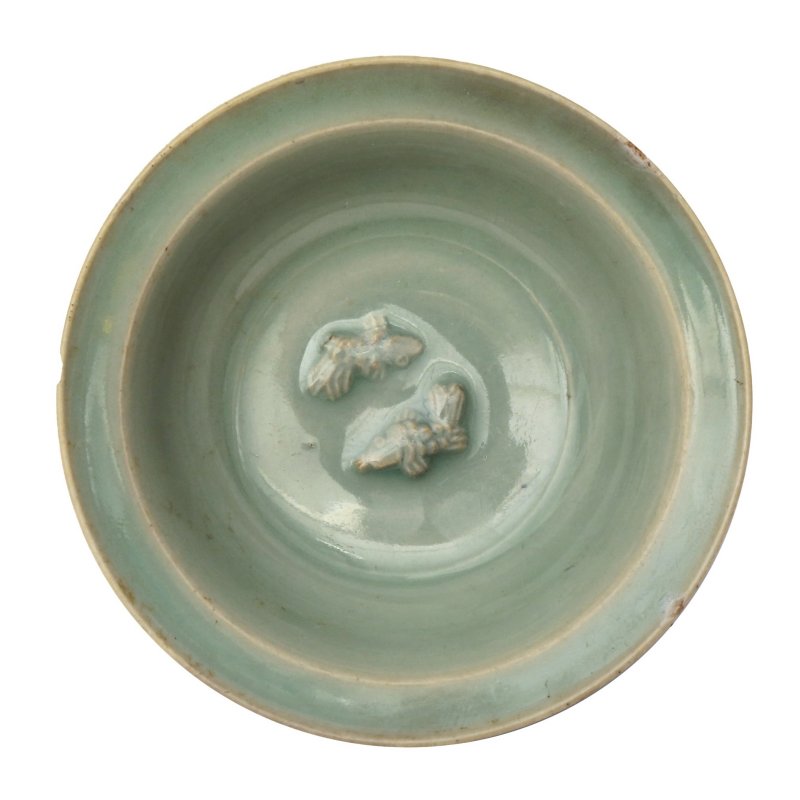 宋或元 龍泉青釉印雙魚折沿盤 | A rare Chinese Longquan celadon 'twin fish' dish, Song / Yuan dynasty - 图1