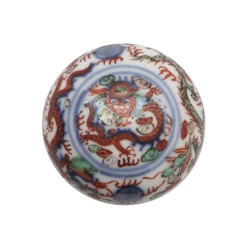 十八/十九世紀 五彩雲龍紋圓小蓋盒 《大明萬曆年製》款 | A small Chinese wucai 'dragon' box and cover, 18th/19th century