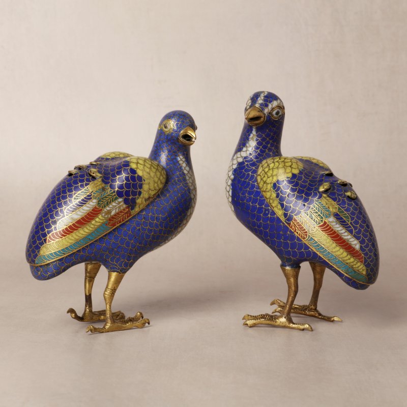 清十八世紀 掐絲琺瑯銅鍍金鵪鶉式香爐一對 | A pair of Chinese cloisonné enamel and gilt-bronze quail-form censers, Qing dynasty, 18th century - 图1