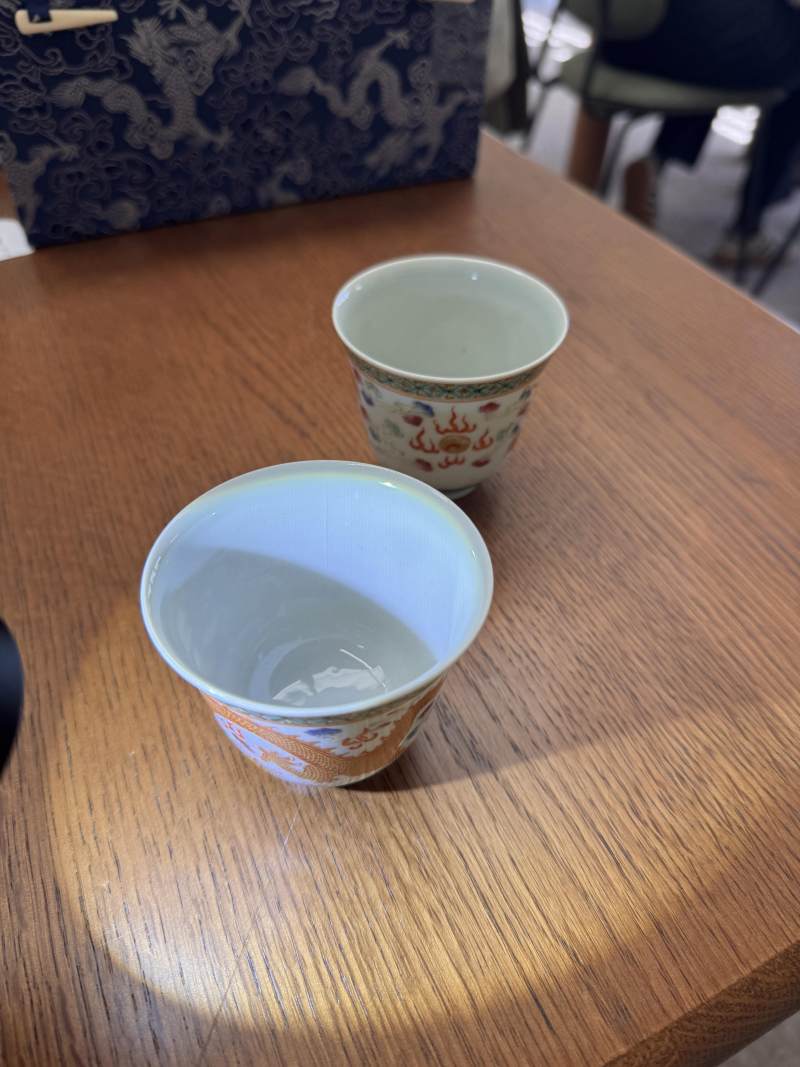 清宣統 粉彩描金龍紋盃一對 《大清宣統年製》款 | Santos Collection | A pair of Chinese famille-rose gilt-decorated 'dragon' cups, Xuantong marks and of the period - 图9