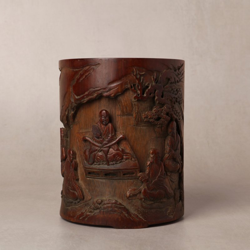 清十八世紀 竹雕鹿順回園圖筆筒《其吉作》款 | A Chinese carved bamboo 'Lushun Huiyuan' brush pot, bitong, Qing dynasty, 18th century - 图1