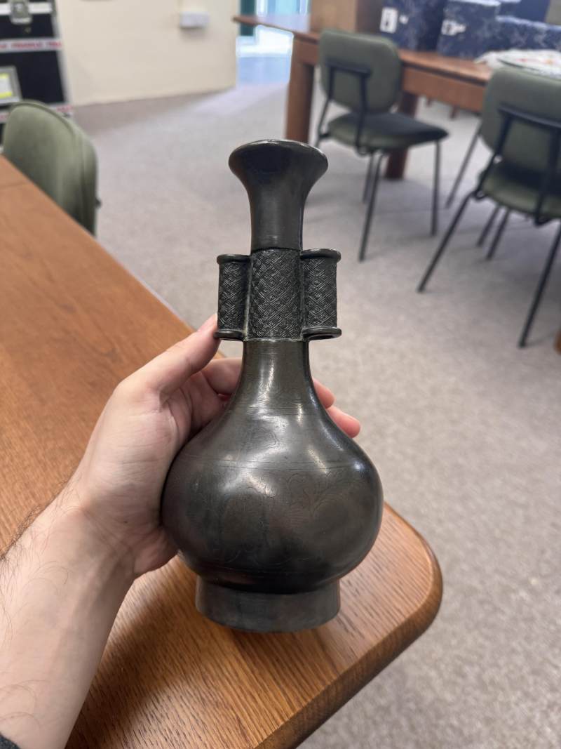 明 銅錯銀貫耳壺 | A Chinese bronze and silver-inlaid 'arrow' vase, Ming dynasty - 图7