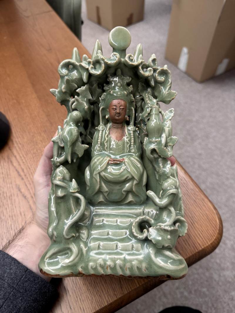 明 青釉素胎觀音菩薩坐像 | A Chinese celadon-glazed biscuit 'Guanyin' figure group, Ming dynasty - 图6