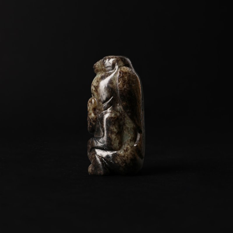 十九/二十世紀 青玉瑞獸 | A Chinese green and russet archaistic 'mythical beasts' jade group, 19th/20th century - 图2