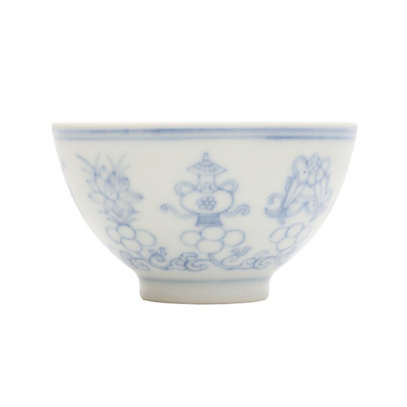 二十世紀 青花八吉祥紋盃 《大清雍正年製》款 | A Chinese blue and white 'Eight Emblems' wine cup, 20th century, Yongzheng mark - 图3