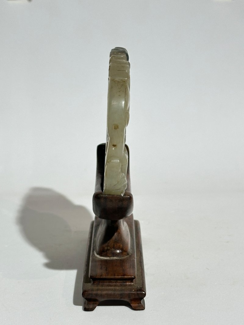 十九/二十世紀 黑白玉⌈雙龍戲珠⌋牌 及座 | A BLACK AND WHITE JADE 'DRAGON' PLAQUE - 图4