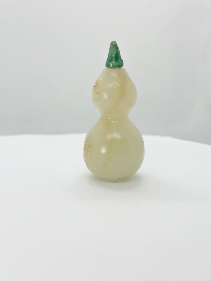 晚清 白玉匏形、黃玉鋪首銜環鼻煙壺二件 | A WHITE JADE 'DOUBLE GOURD' AND A YELLOW JADE SNUFF BOTTLE - 图3