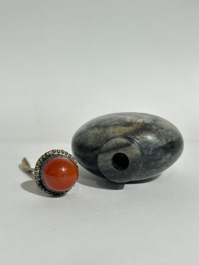 十八/十九世紀 墨玉、灰墨玉光素鼻煙壺二件 | A MOTTLED BLACK JADE AND A GREY AND BLACK JADE SNUFF BOTTLE - 图12