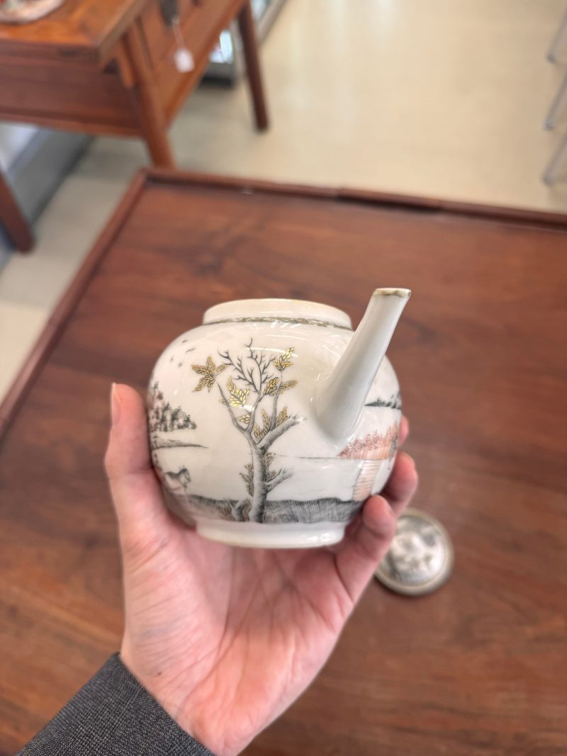 清乾隆 墨彩高粱收穫圖蓋壺 | Santos Collection | A rare Chinese export en-grisaille 'sorghum harvesting' teapot, Qing dynasty, Qianlong period - 图7