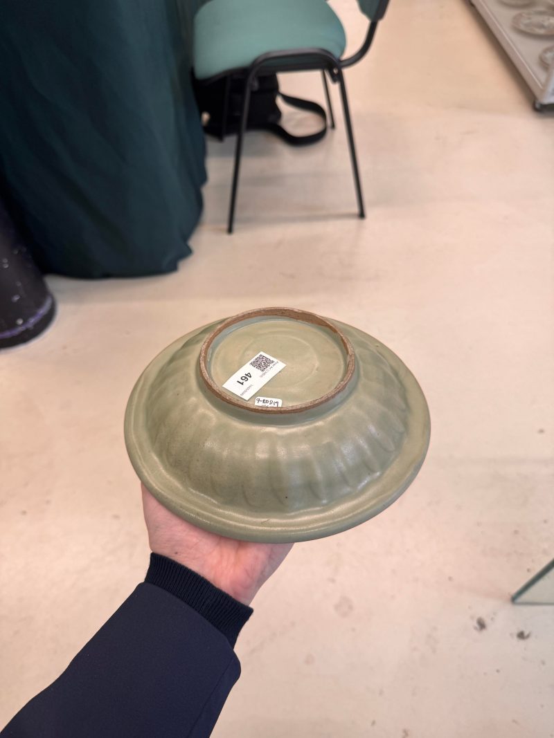 宋 龍泉窰青釉貼雙魚折沿盤 | Santos Collection | A Chinese Longquan celadon 'twin fish' moulded dish, Song dynasty - 图12