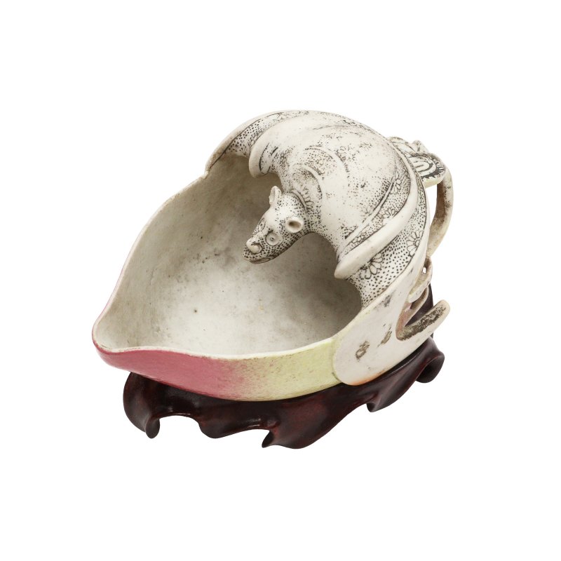 二十世紀 素燒福壽雙全水丞 | A Chinese glazed biscuit ‘bat and peach’ coupe, 20th century