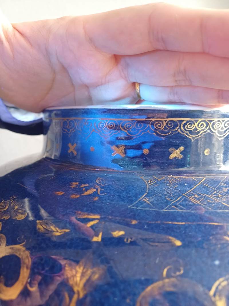 清康熙 灑藍釉描金狩獵圖蓋罐 | Santos Collection | A very large Chinese powder-blue gilt-decorated jar and cover, Qing dynasty, Kangxi period - 图6