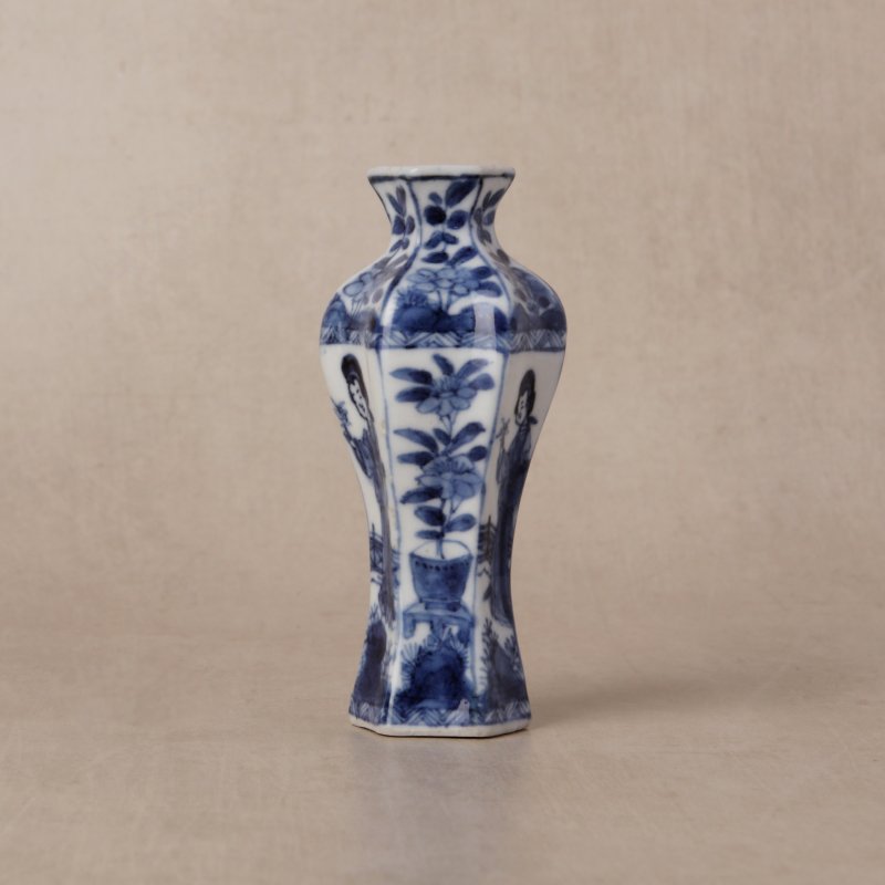 清康熙 青花仕女圖六角小瓶 | Santos Collection | A small Chinese blue and white 'lady' hexagonal vase, Qing dynasty, Kangxi period - 图2