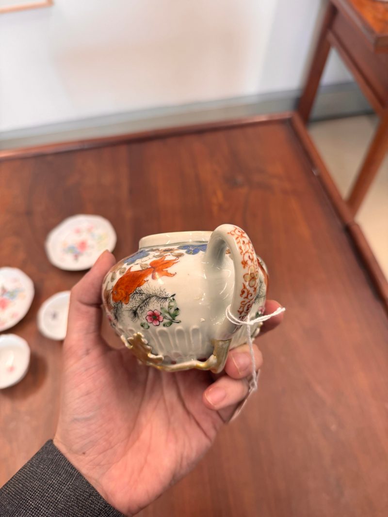 清雍正 粉彩魚藻紋蓋壼 | Santos Collection | A Chinese export famille-rose 'fish pond' teapot, Qing dynasty, Yongzheng period - 图37