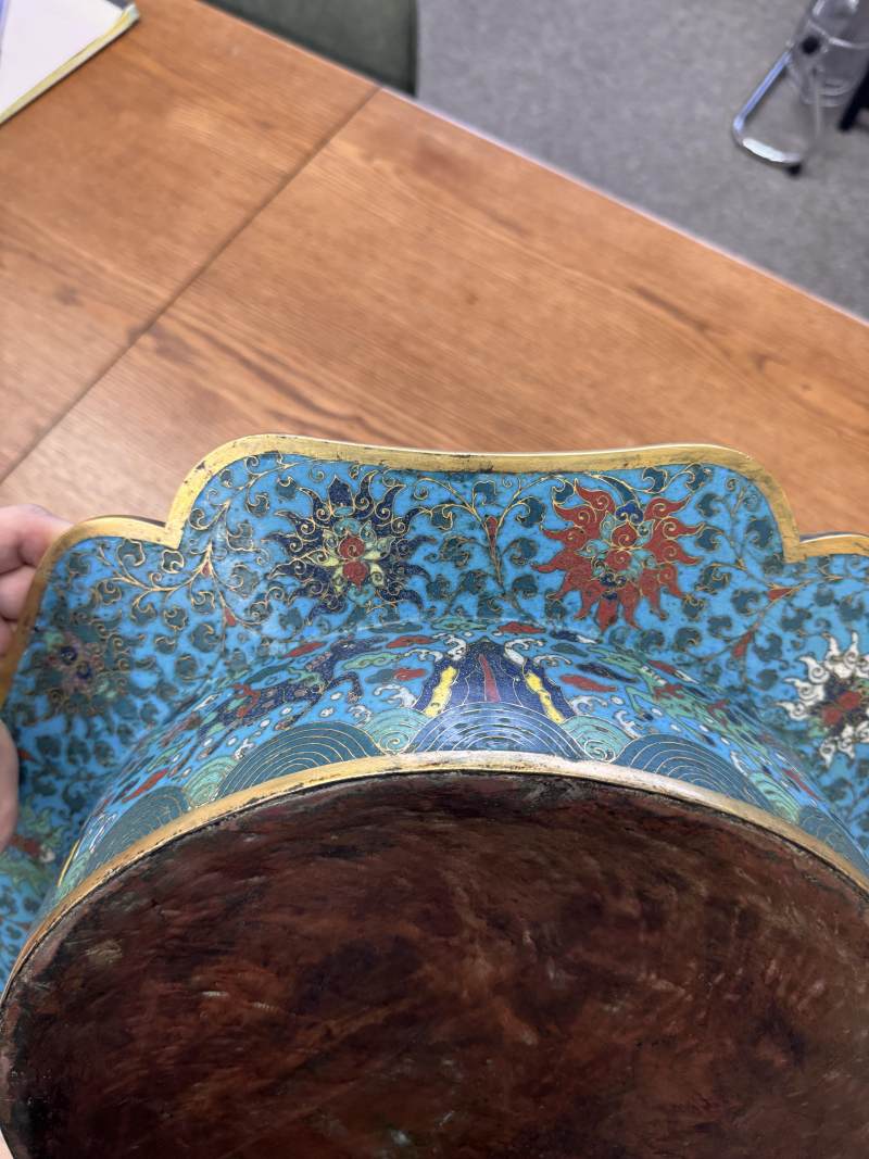 清十七/十八世紀 掐絲琺瑯銅胎鎏金亭台樓閣圖折沿葵口盆 | A fine Chinese cloisonné enamel and gilt-bronze 'pavilion' basin, Qing dynasty, 17th/18th century - 图21