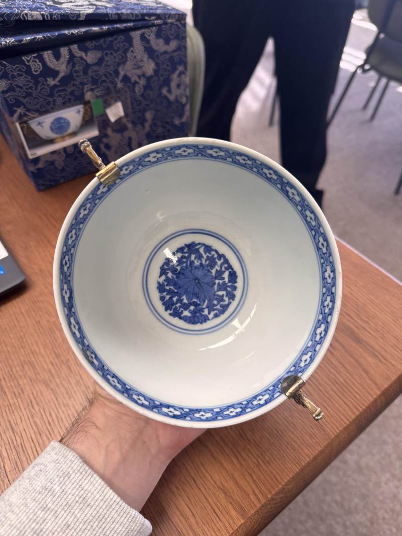 明嘉靖 青花包銀鎏金口沿盌 《長命富貴》款 | Santos Collection | A fine Chinese silver-gilt-mounted blue and white bowl, Ming dynasty, Jiajing period - 图2