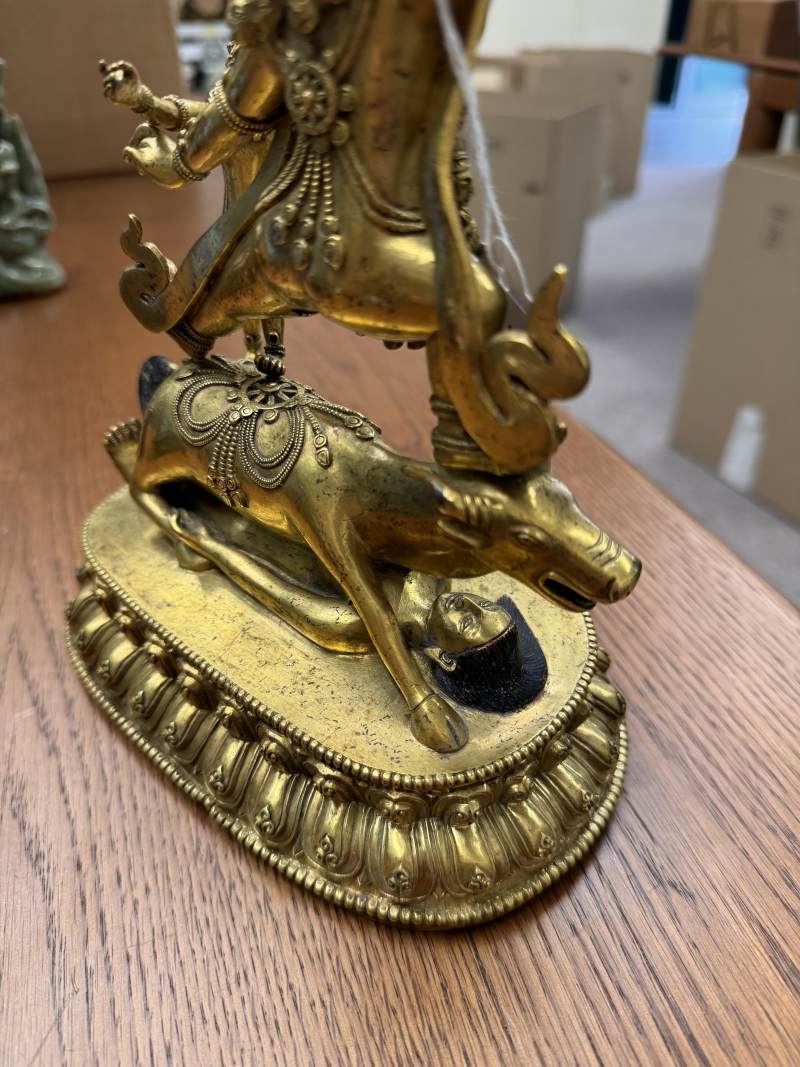 清十八世紀 漢藏銅鍍金閻摩法王立像 | A fine Sino-Tibetan gilt-bronze figure of Yama Dharmaraja and Yami, Qing dynasty, 18th century - 图18