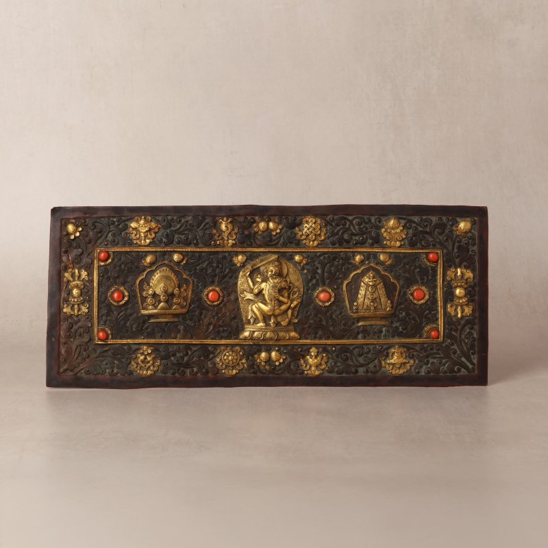 清十八世紀 西藏局部鎏金銅錘鍱嵌珊瑚經板 | A Tibetan parcel-gilt copper-alloy coral-inlaid repoussé sutra cover, Qing dynasty, 18th century